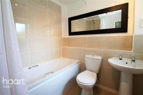 1 bedroom semi-detached house to rent, Barn Meadow Close, Fleet