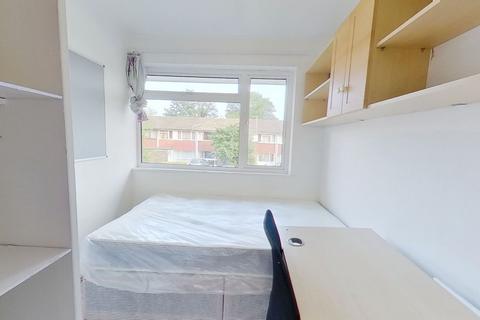 4 bedroom terraced house to rent, Guildford Park Avenue Guildford GU2 7NJ