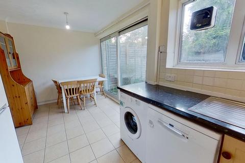 4 bedroom terraced house to rent, Guildford Park Avenue Guildford GU2 7NJ