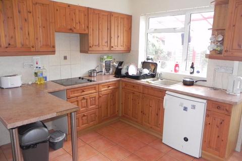 1 bedroom in a house share to rent, Yew Tree Drive, Guildford, Surrey GU1 1PD