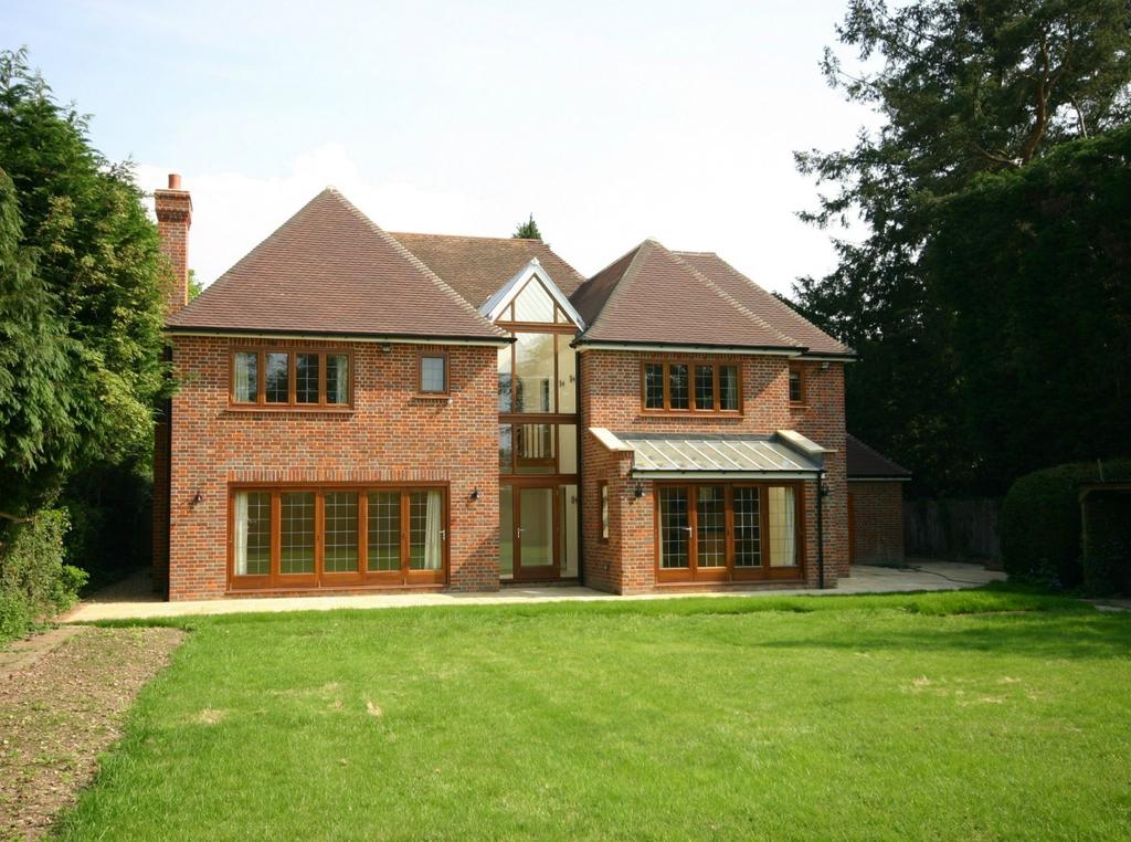 Vicarage Way, Gerrards Cross, SL9 5 bed detached house £5,450 pcm (£1,258 pw)