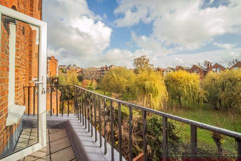Studio to rent, Canfield Gardens, South Hampstead,