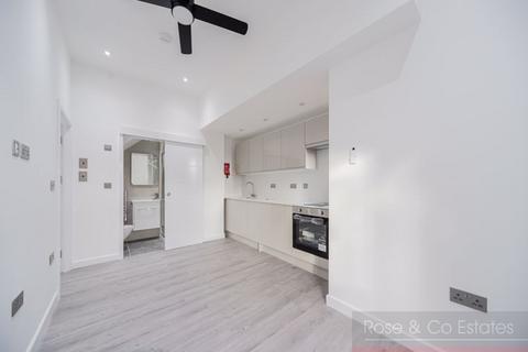 Studio to rent, Canfield Gardens, South Hampstead,