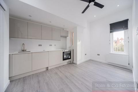 Studio to rent, Canfield Gardens, South Hampstead,