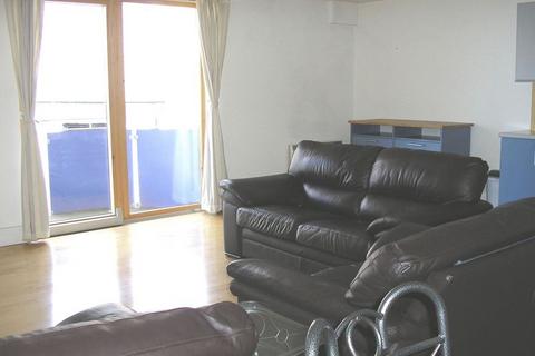 2 bedroom flat to rent, The Oaks Square, Epsom