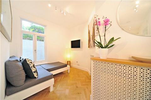 1 bedroom flat to rent, Red Lion Square, London