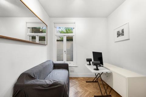 1 bedroom flat to rent, Red Lion Square, London
