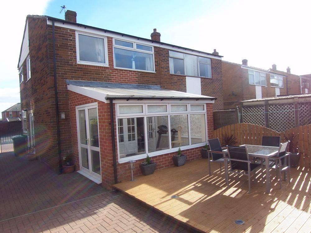 Fountain Drive, Roberttown... 3 bed semidetached house £895 pcm (£207 pw)
