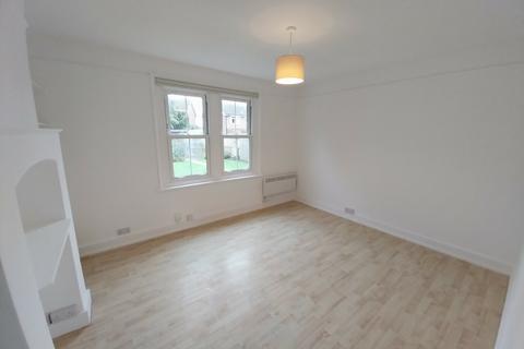 Studio to rent, Edenbridge, Kent, TN8