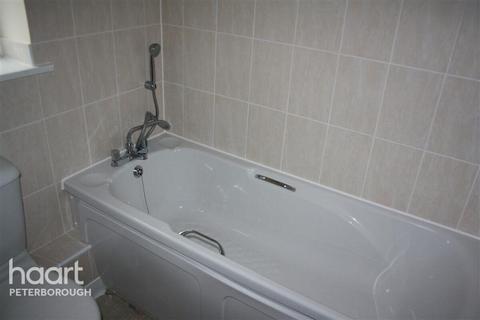 2 bedroom end of terrace house to rent, Emperor Way, Peterborough