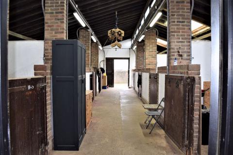 Equestrian property to rent - Lewes Old Racecourse, Lewes, East Sussex