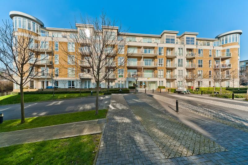 Melliss Avenue, Kew Riverside, Kew, TW9 2 bed apartment £1,900 pcm (£