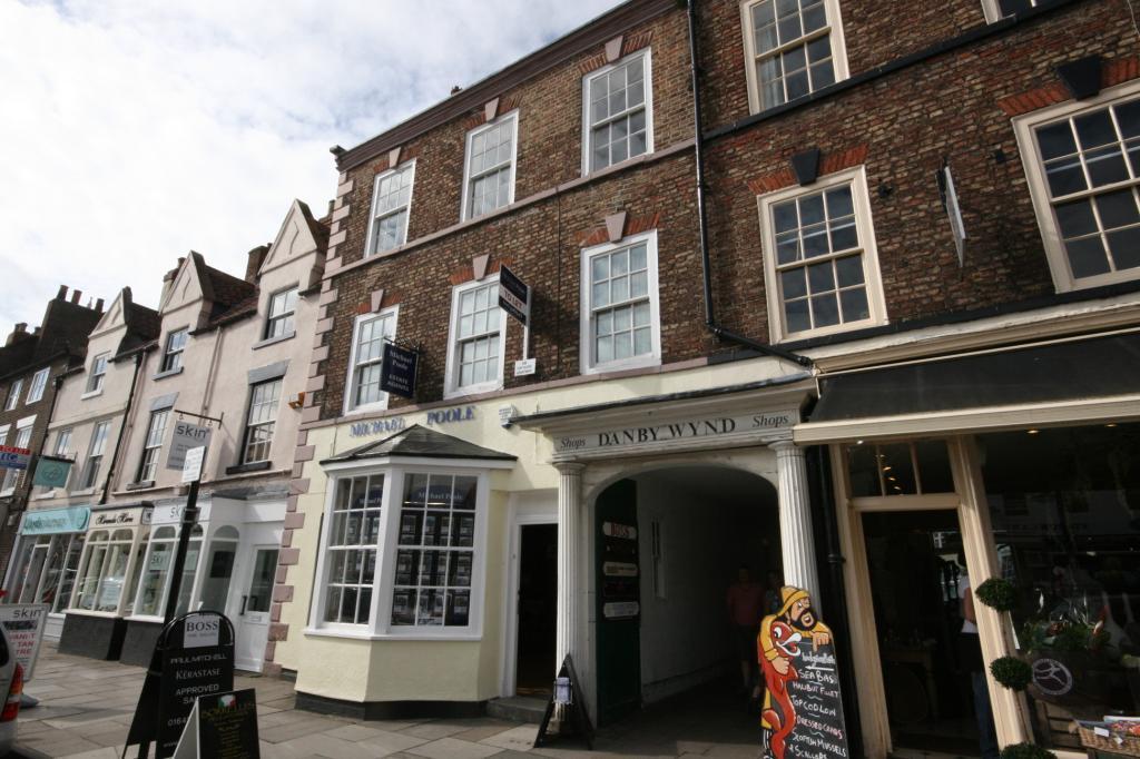 High Street, Yarm, 2 bed flat £495 pcm (£114 pw)