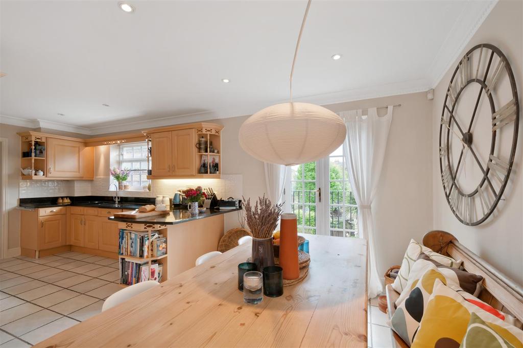 Maypole Drive, Kings Hill, ME19 4BP 4 bed semidetached house £550,000