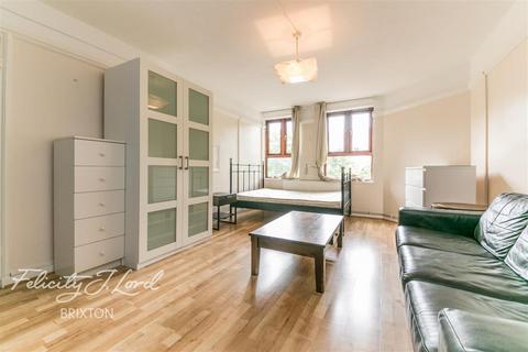 3 bedroom flat to rent, New Park Road, Brixton Hill