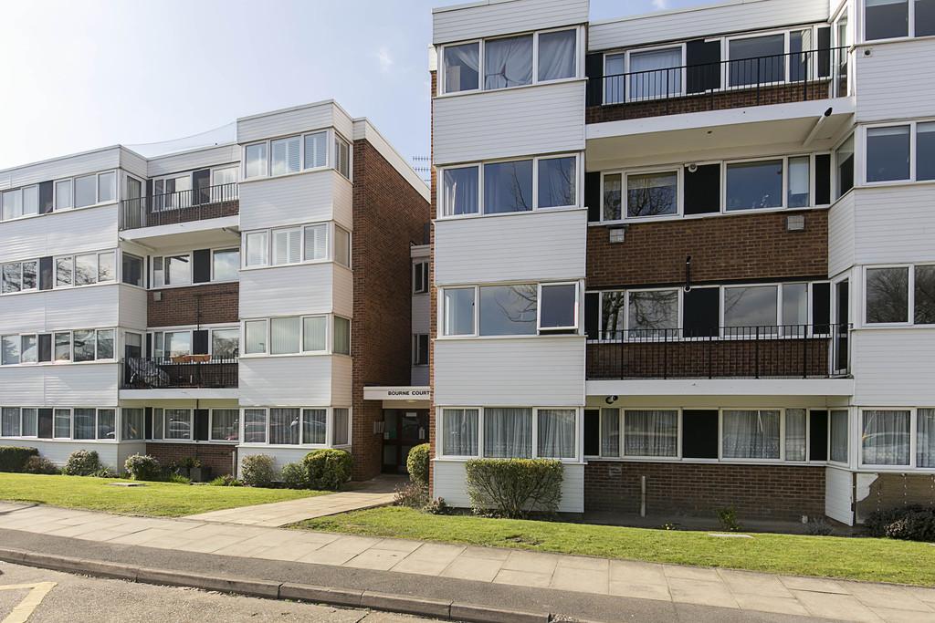 Bourne Court, New Wanstead, Wanstead 2 bed ground floor flat £1,400
