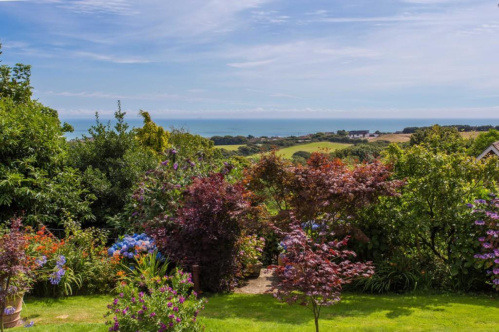 Battery Hill, Fairlight, East Sussex TN35 4AL 5 bed detached house £