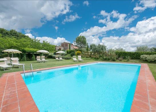 Restored farmhouse with swimming pool and guest co