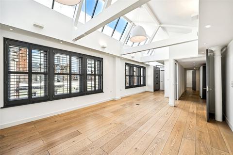 2 bedroom penthouse to rent, St Martins Lane, London, WC2N