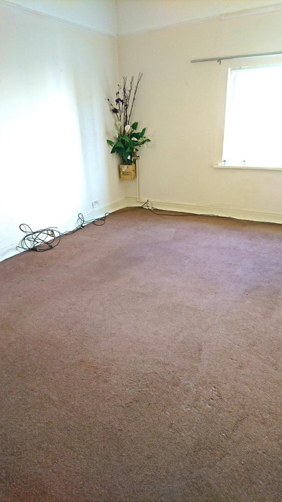 24a John Street, Porthcawl, Bridgend 1 bed flat £380 pcm (£88 pw)