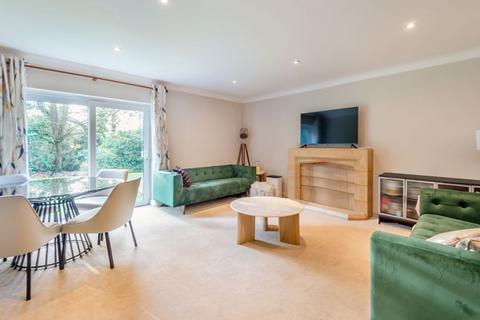 2 bedroom apartment to rent, Old Heath Road, Weybridge