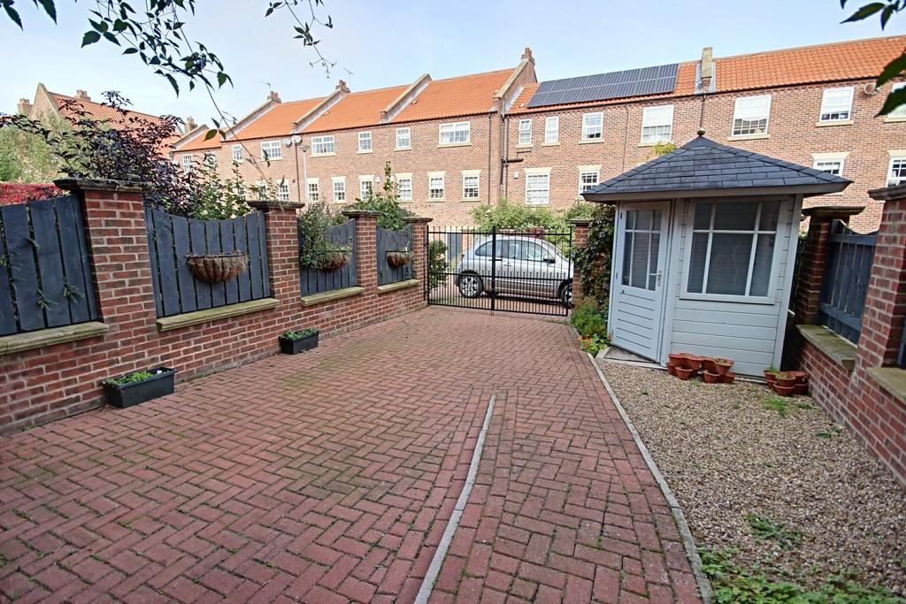 Waterside Road, Beverley 4 bed terraced house £850 pcm (£196 pw)