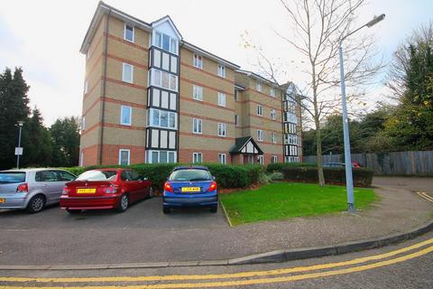 2 bedroom flat to rent, Centre Drive, Epping, CM16