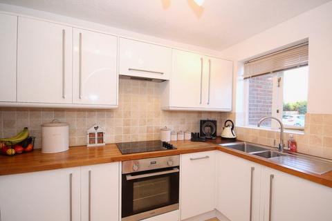 2 bedroom flat to rent, Centre Drive, Epping, CM16