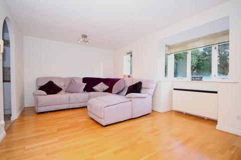 2 bedroom flat to rent, Centre Drive, Epping, CM16