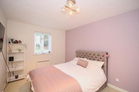 2 bedroom flat to rent, Centre Drive, Epping, CM16