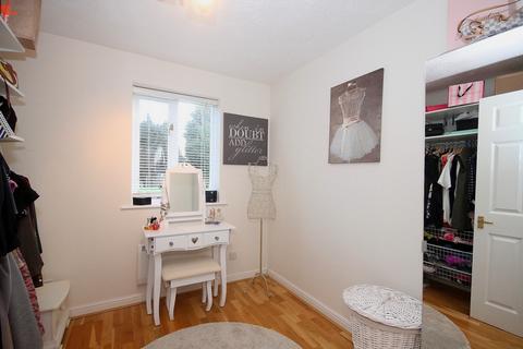 2 bedroom flat to rent, Centre Drive, Epping, CM16