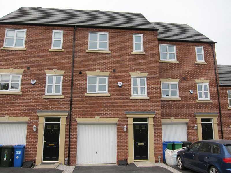 6 Moy Hill, Milnrow, Rochdale OL16 3TZ 3 bed terraced house £750 pcm (£173 pw)