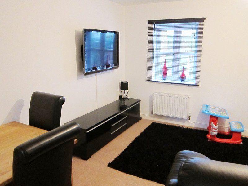6 Moy Hill, Milnrow, Rochdale OL16 3TZ 3 bed terraced house £750 pcm (£173 pw)