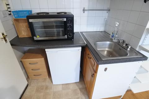 Studio to rent, Brondesbury Park, Willesden Green/Brondesbury Park NW2