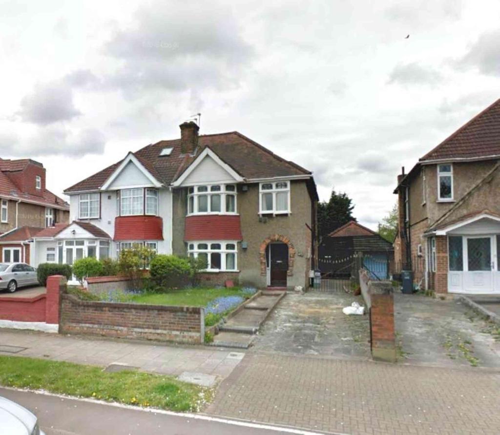 Great West Road, Hounslow 4 bed semidetached house