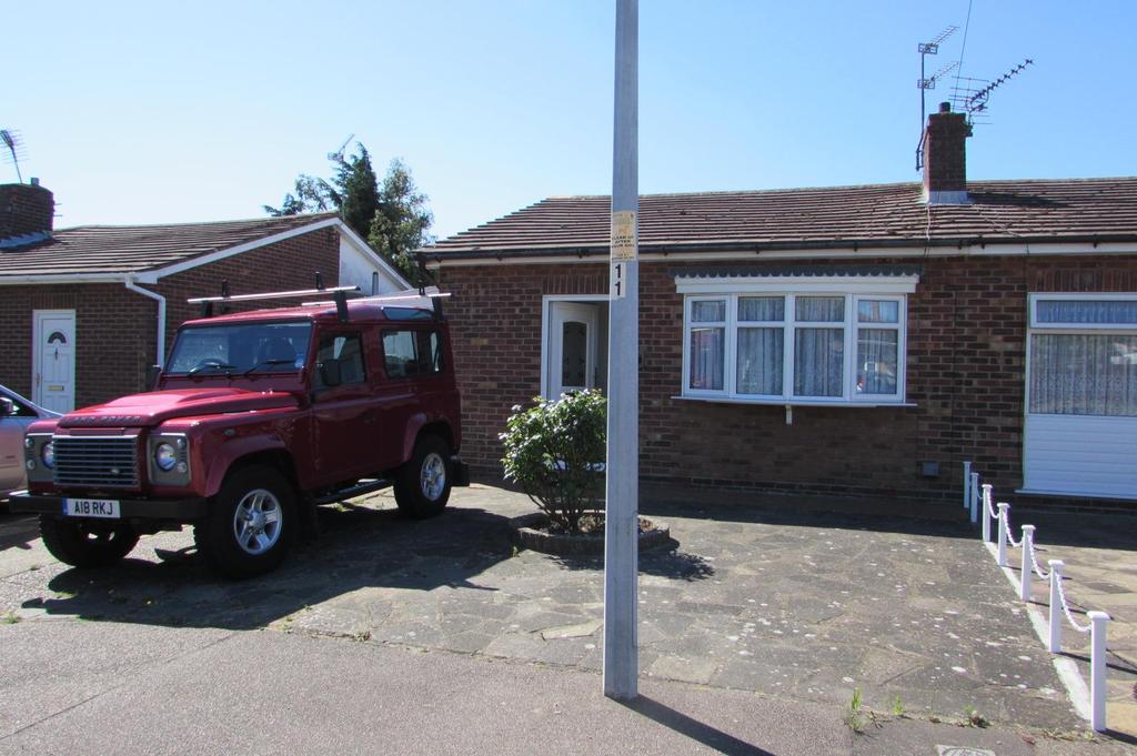 Mansfield Gardens, St. Osyth 2 bed semidetached bungalow £695 pcm (£