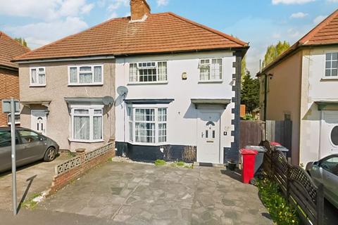 3 bedroom semi-detached house to rent, Meadfield Road - 0.3 Miles to Railway Station