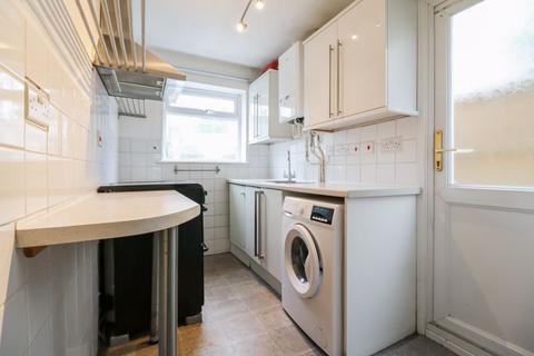 3 bedroom semi-detached house to rent, Meadfield Road - 0.3 Miles to Railway Station