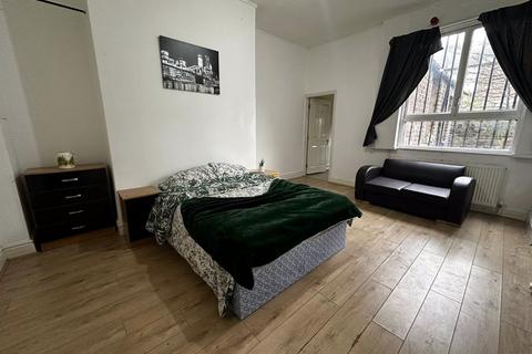 1 bedroom in a house share to rent, Two En-suite Bedrooms in 8 Bed House Share, Derwent Square, L13 - Inclusive of all bills