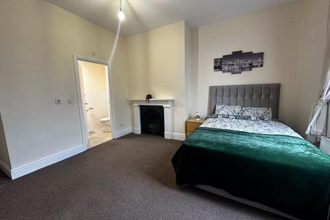 1 bedroom in a house share to rent, Two En-suite Bedrooms in 8 Bed House Share, Derwent Square, L13 - Inclusive of all bills