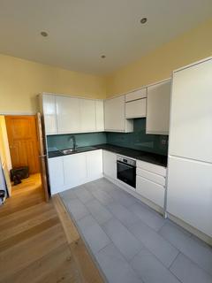 4 bedroom flat to rent, Caledonian Road, London