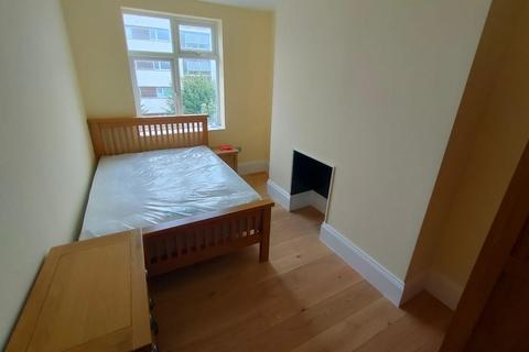 4 bedroom flat to rent, Caledonian Road, London