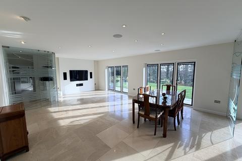 4 bedroom detached bungalow to rent, Meadow Rise, Derwen Fawr, SA2