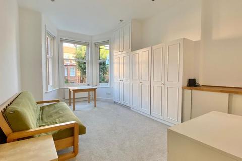 Studio to rent, London NW6