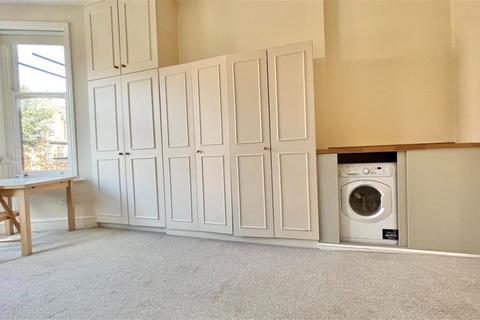 Studio to rent, London NW6