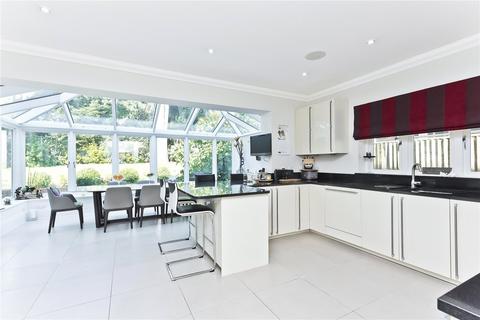 5 bedroom detached house to rent, Littleheath Lane, Cobham, Surrey, KT11