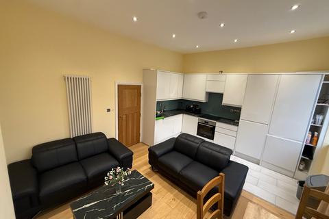 4 bedroom flat to rent, Caledonian Road, London