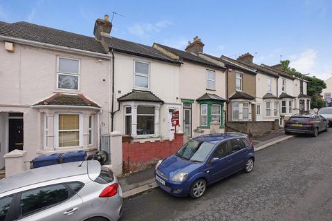 3 bedroom terraced house to rent, Sturla Road, Chatham