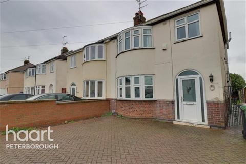 3 bedroom semi-detached house to rent, Southfields Drive