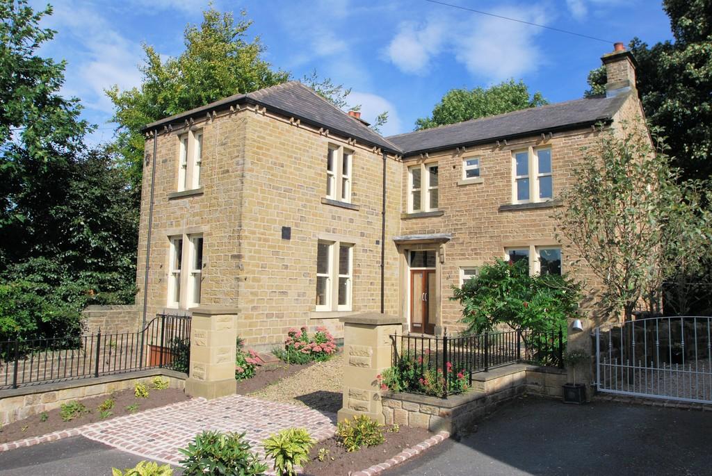 Far Dene, Kirkburton, Huddersfield 4 bed detached house - £400,000